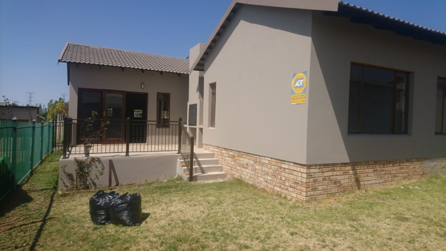 To Let 3 Bedroom Property for Rent in Hillside Free State